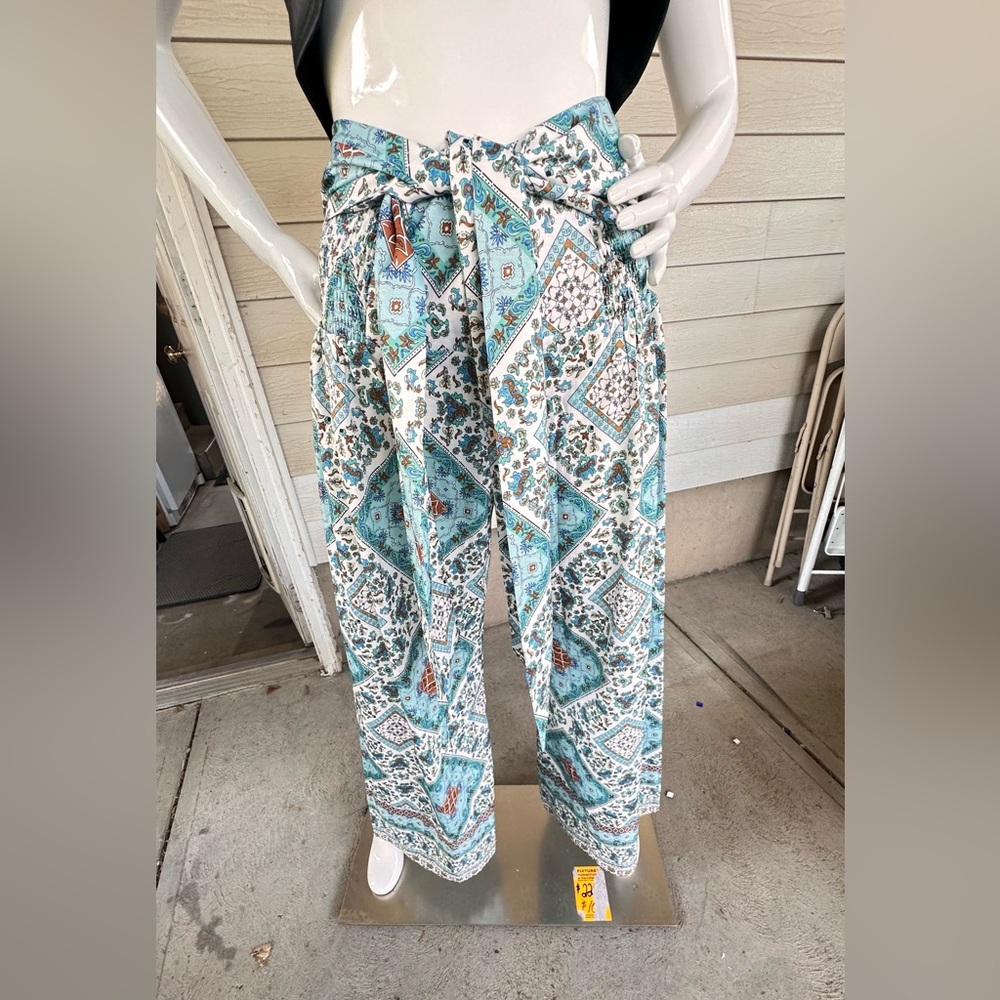 Patterned High-Waist Wide-Leg Pants - Picture 3 of 6